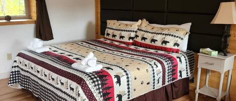 Een bureau, een strijkplank/strijkijzer, reisbedje, wifi