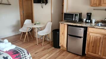 Een bureau, een strijkplank/strijkijzer, wifi, beddengoed