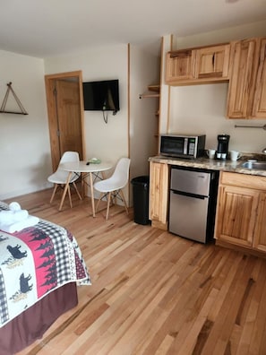 Desk, iron/ironing board, WiFi, bed sheets