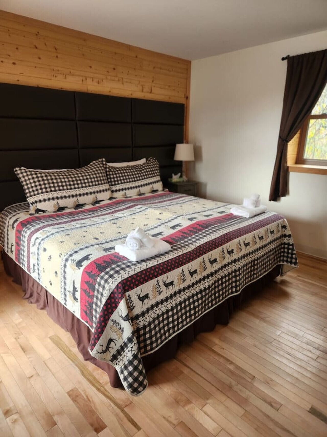 Desk, iron/ironing board, WiFi, bed sheets