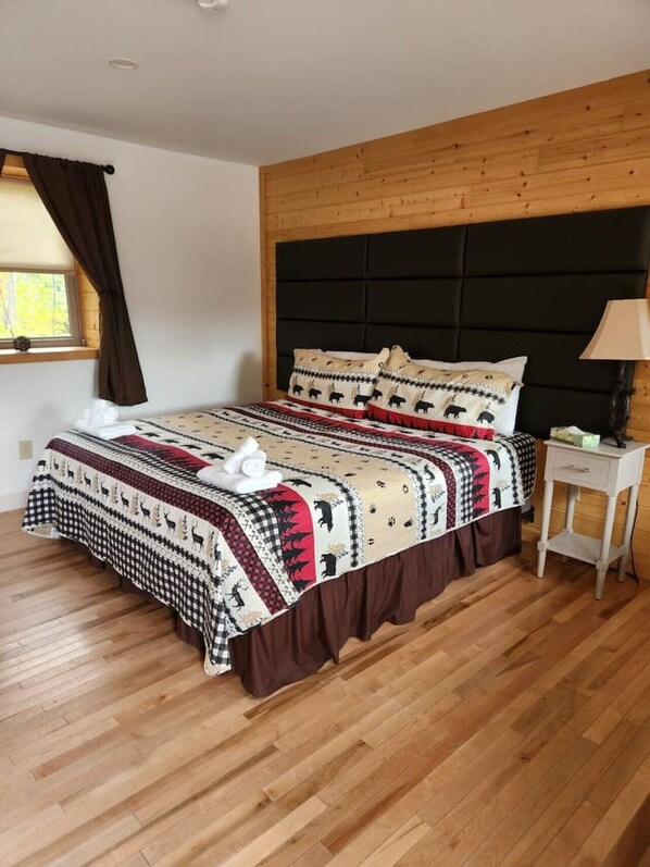 1 habitación, escritorio, tabla de planchar con plancha y cuna de viaje 