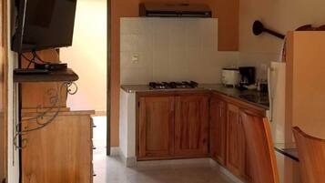 Frigorífico, microondas, placa de cocina y cafetera o tetera