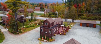 Cherry Lodge 2: King Room Near Nature Trails