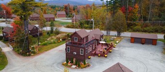 Cherry Lodge: King Room Near Nature Trails