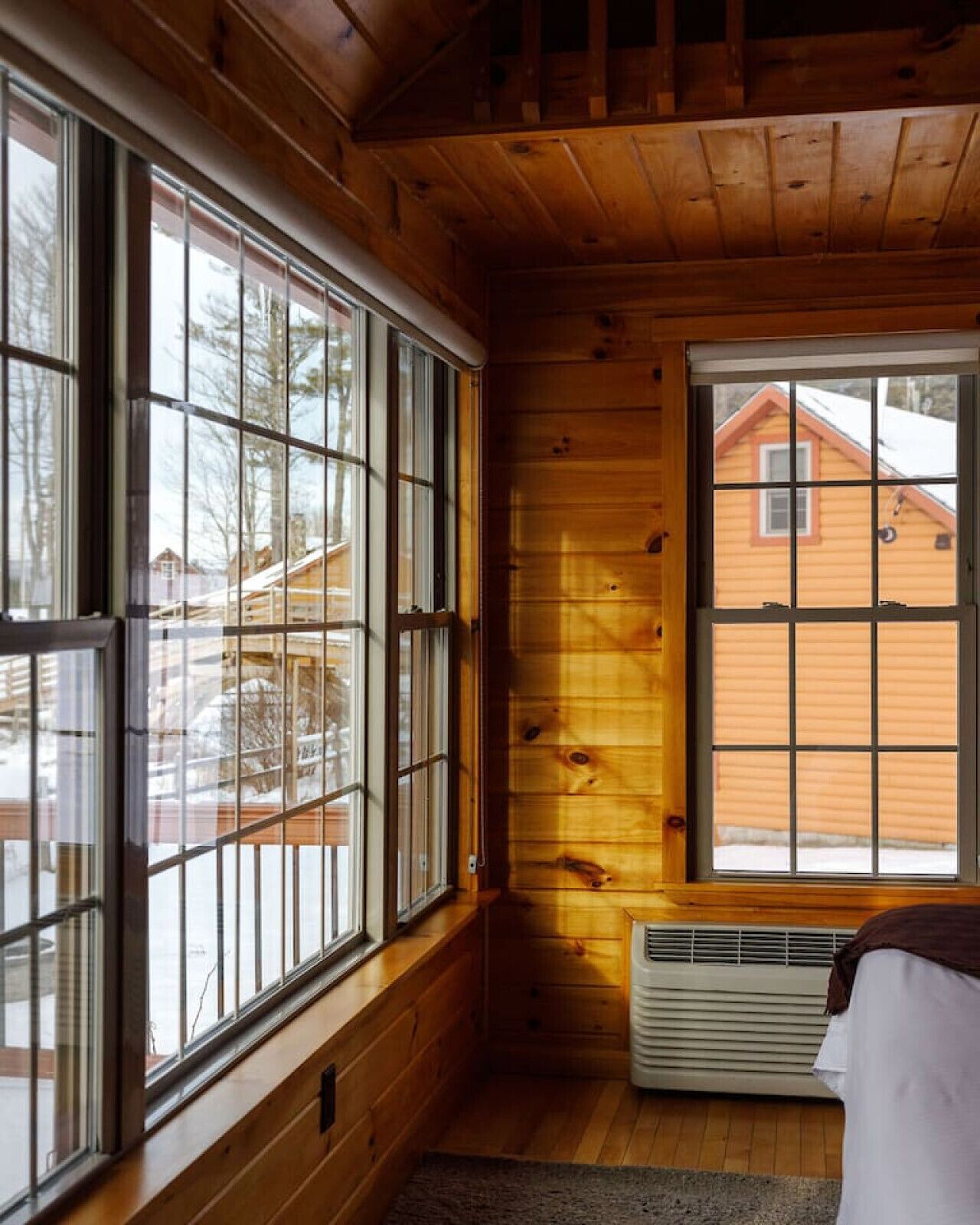 Escritorio, tabla de planchar con plancha, wifi y ropa de cama