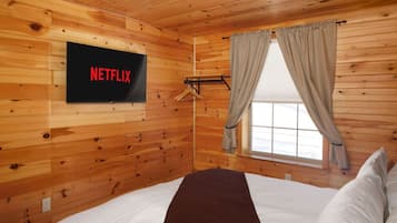1 slaapkamer, een bureau, een strijkplank/strijkijzer, reisbedje