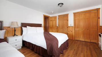 3 slaapkamers, een bureau, een strijkplank/strijkijzer, reisbedje