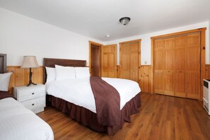 3 habitaciones, escritorio y tabla de planchar con plancha 