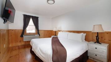 3 makuuhuonetta, työpöytä, silitysrauta/-lauta, vauvan matkasänky