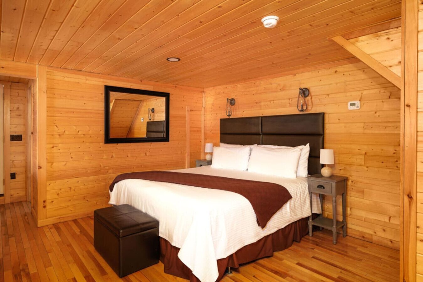 1 室のベッドルーム、デスク、アイロン / アイロン台、旅行用ベビーベッド