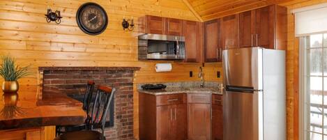 Kühlschrank, Mikrowelle, Herdplatte, Wasserkocher mit Kaffee-/Teezubehör