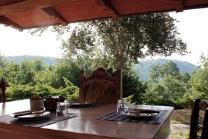 تناول الطعام بالخارج