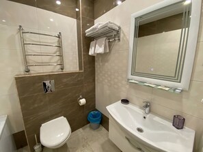 Standard Room, Multiple Beds, Balcony, Mountain View | Bathroom | Combined shower/bathtub, hydromassage showerhead, free toiletries