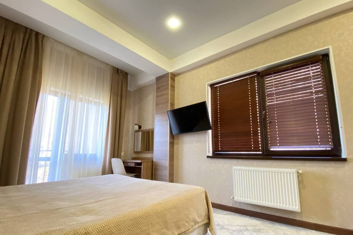Eenvoudige kamer, 2 queensize bedden | 1 slaapkamer, individueel gemeubileerd, een bureau, een laptopwerkplek