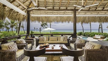 Villa exclusiva | Zona de estar | Televisión de pantalla plana de 42 pulgadas con canales por cable