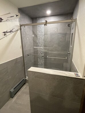 Ensemble douche/baignoire, sèche-cheveux, serviettes fournies, savon