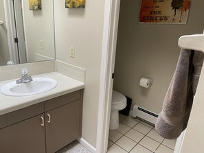 Bañera con ducha, secador de pelo, toallas, jabón