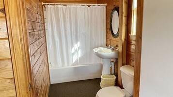 Tina con regadera y toallas