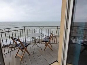 Outdoor dining - Wimereux digue: Magnificent T3 seafront apartment with terrace (Wimereux)