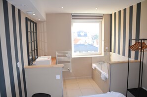 Bathtub, hair dryer, towels, toilet paper - Wimereux digue: Magnificent T3 seafront apartment with terrace (Wimereux)