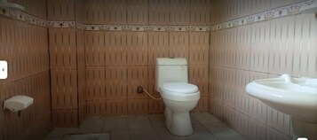 华丽双人房 | 浴室 | 淋浴设施、免费洗浴用品、拖鞋、毛巾