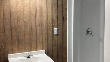 Ensemble baignoire-douche, serviettes fournies