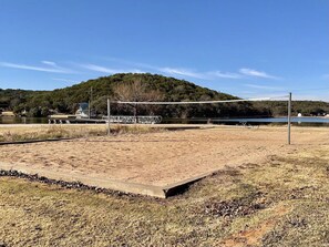 Sports court - Lake front weekend getaway cabin #9 Cabin in Graham, steps from Possum Kingdom Lake (Graham)