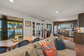 TV, stereo - Lakefront/Outdoor TV/Kayaks/Hottub/Firepit/Grill (Granite Shoals)