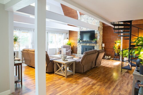 A-Frame Arbor One Block From The Beach-Four Beds and Four Bathrooms!