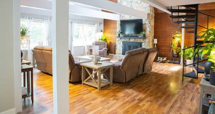 A-Frame Arbor One Block From The Beach-Four Beds and Four Bathrooms!