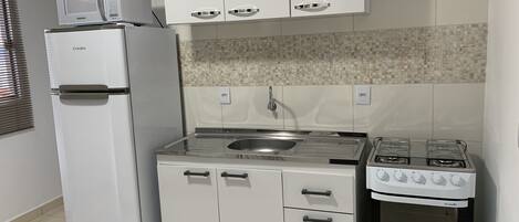 Réfrigérateur, micro-ondes, four, plaque de cuisson