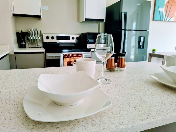 Refrigerador, microondas, horno y parrilla de estufa 