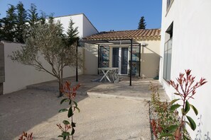 Outdoor dining - saumane - lesbastidonsdelisle (L'Isle sur la Sorgue)