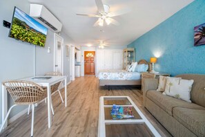 1 chambre, bureau, fer et planche à repasser, lit parapluie