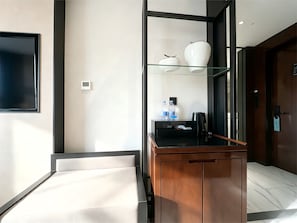 A modern bathroom with a glass shelf, a black countertop, and a mirror. - Paco Hotel Chebeinan Metro Guanghzou (Guangzhou)