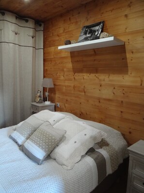 2 عدّة غرف نوم ومكواة/لوح كي وواي فاي