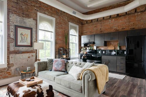 Thompson 307 · Light Filled Artist Loft -  Downtown Depot town