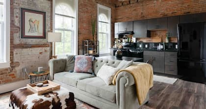 Thompson 307 · Light Filled Artist Loft - Downtown Depot town