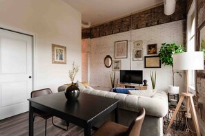 TV - Thompson 307 · Light Filled Artist Loft -  Downtown Depot town (Ypsilanti)