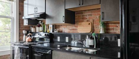 Een koelkast, een microgolfoven, een oven, een kookplaat