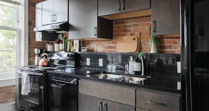 Thompson 307 · Light Filled Artist Loft - Downtown Depot town