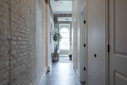 Thompson 307 · Light Filled Artist Loft -  Downtown Depot town