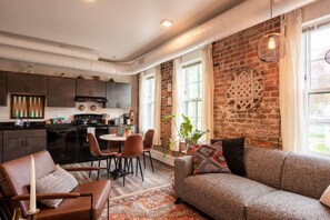 TV - Thompson 212 · Thompson Block Loft - Modern and Historic (Ypsilanti)