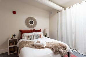 2 bedrooms, desk, iron/ironing board, travel cot - Thompson 212 · Thompson Block Loft - Modern and Historic (Ypsilanti)