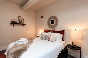 2 bedrooms, desk, iron/ironing board, travel crib - Thompson 212 · Thompson Block Loft - Modern and Historic (Ypsilanti)