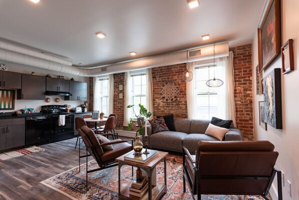 TV - Thompson 212 · Thompson Block Loft - Modern and Historic (Ypsilanti)