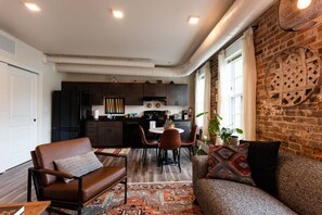 TV - Thompson 212 · Thompson Block Loft - Modern and Historic (Ypsilanti)