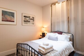 2 dormitorios, escritorio, tabla de planchar con plancha y cuna de viaje