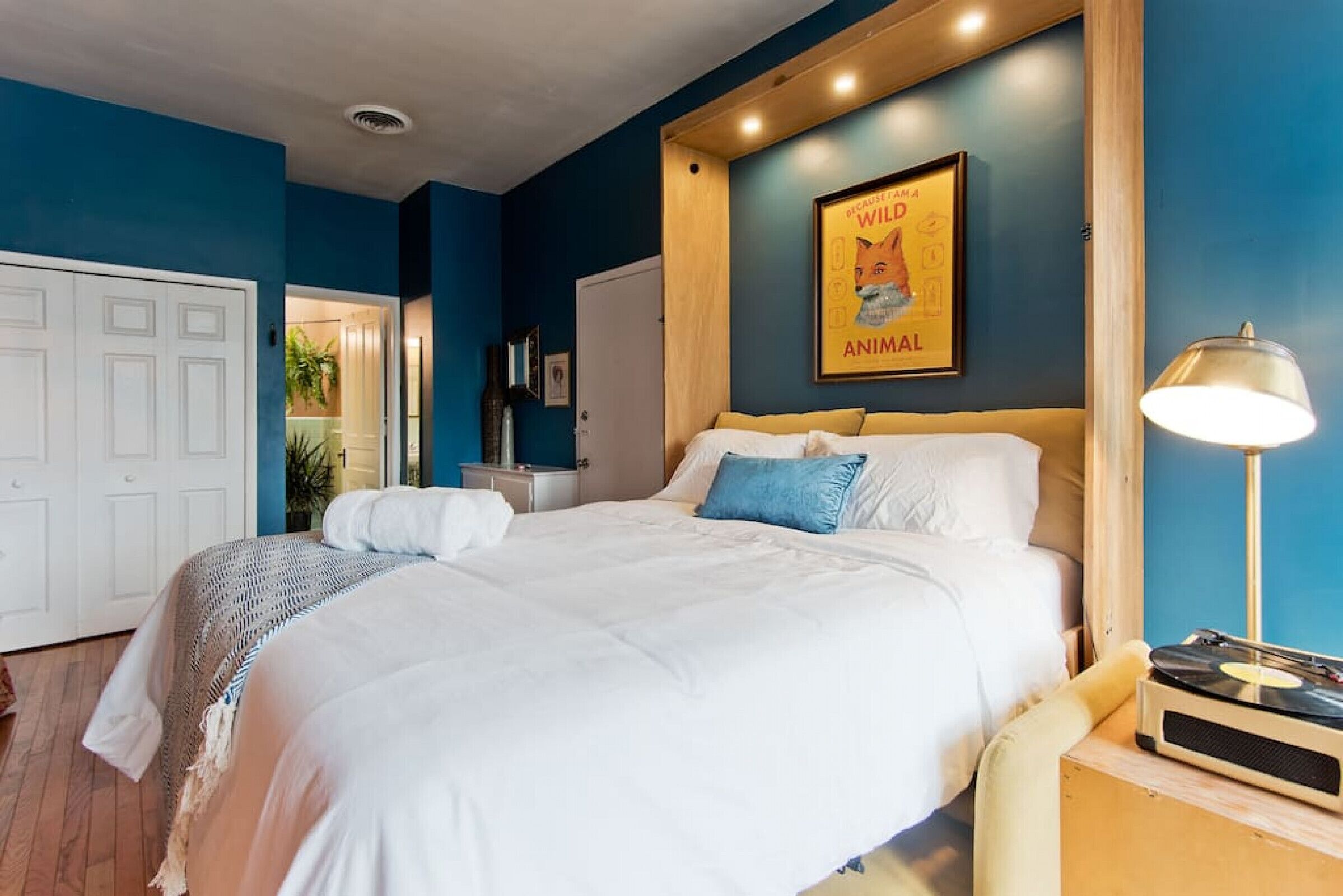 Desk, iron/ironing board, WiFi, bed sheets