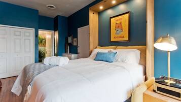 Desk, iron/ironing board, WiFi, bed sheets